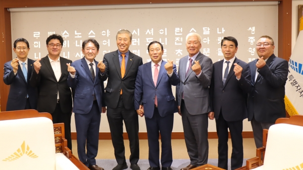 세종특별자치시 방문. 왼쪽부터 안시권 상근부회장, 유진수 세종특별자치시 정책수석, 유정선 충북도회장, 한승구 대한건설협회 회장, 최민호 세종특별자치시 시장, 최길학 충남세종시회장, 최문규 대전시회장, 윤준상 세종특별자치시 도로과장/사진=대한건설협회