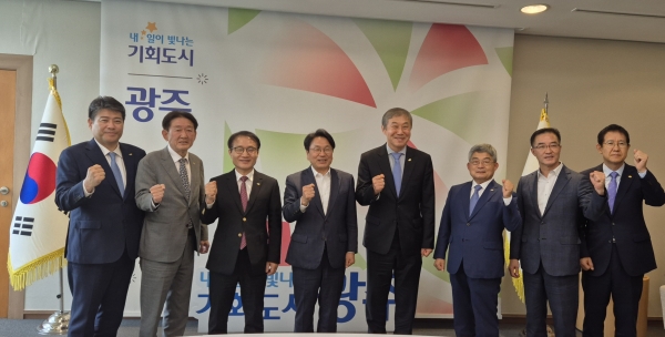 광주광역시청 방문. 왼쪽부터 마찬호 전남도회장, 유정선 충북도회장, 김명기 광주시회장, 광주시 강기정 시장, 한승구 회장, 소재철 전북도회장, 광주시 김준영 도시공간국장, 안시권 상근부회장/사진=대한건설협회
