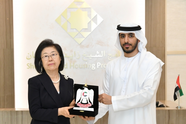 이은재 K-FINCO 전문건설공제조합 이사장(사진 왼쪽)이 셰이크 나세르 알 카시미 UAE 에너지인프라부(MOEI) 차관보(사진 오른쪽)와 기념촬영을 하고 있다./사진=K-FINCO