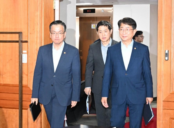최상목 부총리 겸 기획재정부 장관(왼쪽)과 박상우 국토교통부 장관(오른쪽)이 회의장에 들어서고 있다./사진=기획재정부
