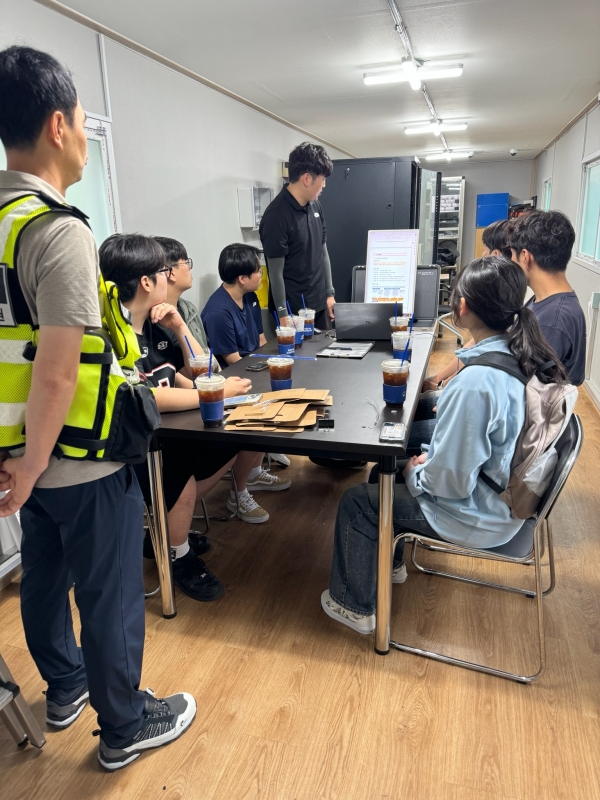 충남 보령 원산안면대교 계측관리동에서 교량 유지관리에 대해 교육중인 모습/사진=국토안전관리원