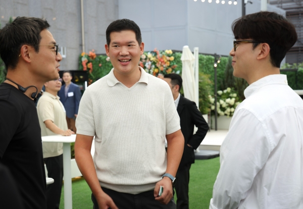 19일 GS건설 사옥에서 GS건설 허윤홍 대표(사진 가운데)와 스타트업 대표들이 참석한 가운데 ‘오픈이노베이션 데이’ 행사를 진행하고 있는 사진/제공=GS건설