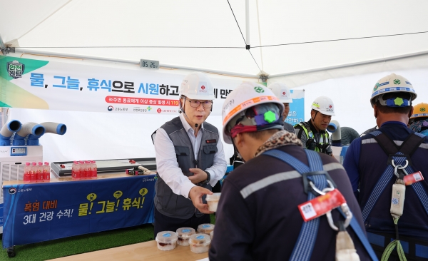 박현철 부회장이 혹서기를 맞아 ‘천안 롯데캐슬 더 청당 현장’에서 근로자들에게 팥빙수, 건강음료, 혹서기 용품 등을 나눠주고 있다./사진제공=롯데건설