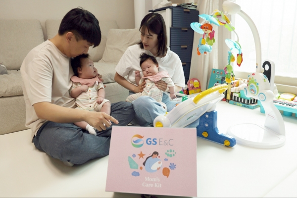 최근 쌍둥이 자녀를 출산해 육아휴직 중인 GS건설 직원(사진 왼쪽)이 아내와 함께 회사에서 준비한 출산축하선물을 받고 활짝 웃고 있다./사진=GS건설