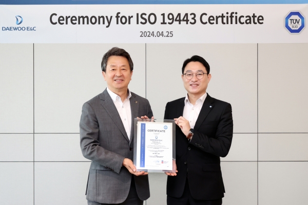 사진 왼쪽 ISO19443 인증서 수여식에 참석한 대우건설 백정완 대표이사./제공=대우건설