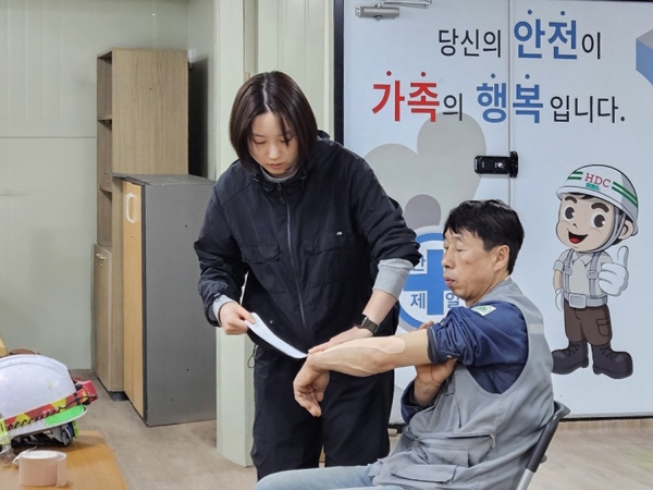 HDC현대산업개발은 근골격계질환 예방을 위해 올해 상반기부터 전문강사를 통한 테이핑 교육을 진행하고 있다. 이문아이파크자이 현장./사진=HDC현산