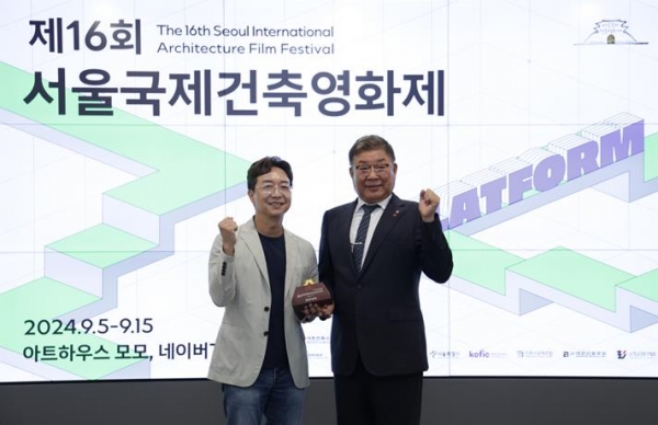 홍보대사 위촉. 사진 왼쪽 유현준 홍보대사, 오른쪽 김재록 회장/사진제공=대한건축사협회