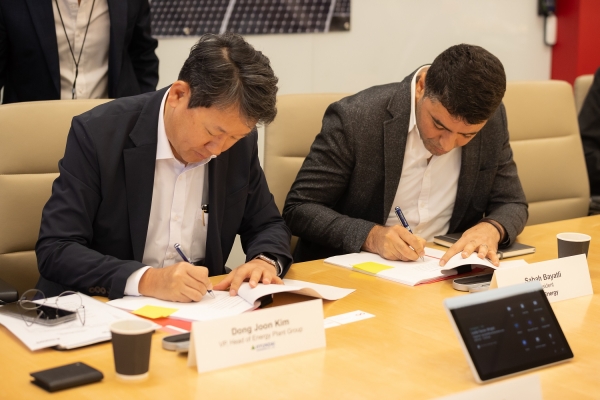 지난 31일, 미국 텍사스 샌 안토니오 소재 OCI에너지 본사에서 진행된 ‘힐스보로 태양광발전소’ 사업권 인수계약식에 참석한 현대엔지니어링 김동준 상무(왼쪽)와 OCI에너지 사바 바야틀리(Sabah Bayatli) 사장이 계약서에 서명하고 있다./사진=현대엔지니어링