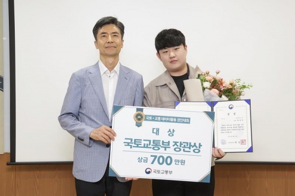 박연진 국토교통부 정책기획관(왼쪽)이 대상 수상자인 바로팀(차성우)에게 시상 후 기념촬영을 하고 있다./사진제공=한국도로공사