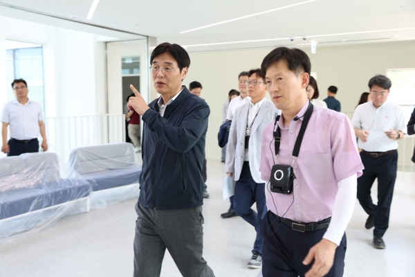 사진 앞줄 좌측 첫 번째 김형렬 행복청장이 공동캠퍼스 종합점검회의에서 개교 준비상황을 최종 점검하고 있다./제공=행복청