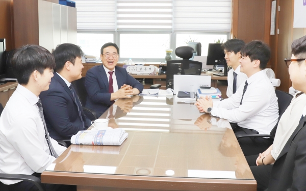 김종서 이사장 직무대행과 신입직원들이 깜짝 간담회를 갖고 있는 모습./사진=CI GUARANTEE