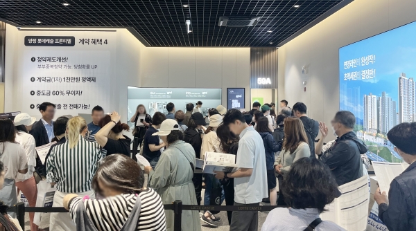 방문객들이 부산 ‘양정 롯데캐슬 프론티엘’의 견본주택을 둘러보고 있다./사진=롯데건설