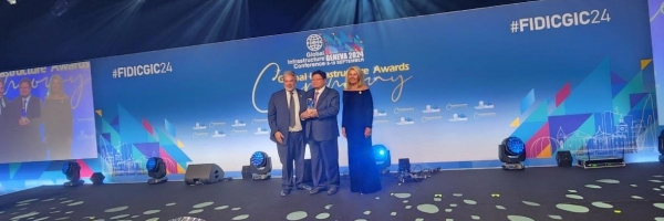 ㈜태조엔지니어링 FIDIC Project Awards 수상. 사진 좌측부터 Alfredo FIDIC 차기 회장, 김영준 ㈜태조엔지니어링 부사장, Catherine FIDIC 회장/사진=한국엔지니어링협회