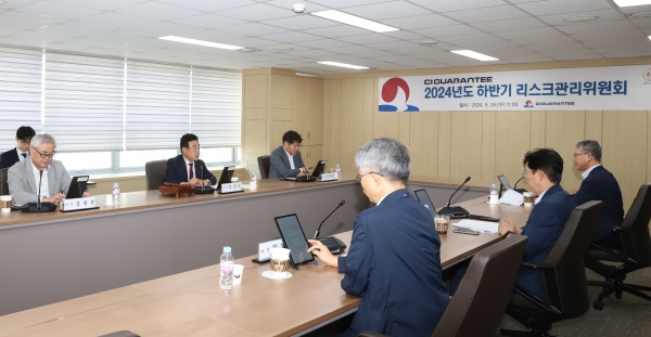왼쪽 김종서 이사장 직무대행이 2024년도 하반기 리스크관리위원회에 앞서 모두발언을 하고 있다./사진=CI GUARANTEE