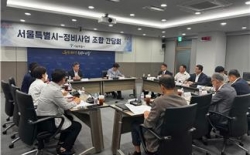 유창수 서울시 행정2부시장이 지난 30일 서울시청 6층 영상회의실에서 열린‘서울시-정비사업 조합 간담회’에서 참석자들과 인사를 나누고, 인사말을 하고 있다.