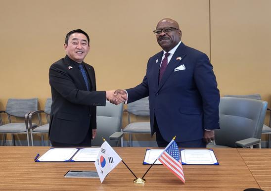 미국 텍사스교통연구원에서 조남민 한국도로공사 도로교통연구원장(왼쪽)과 Greg Winfree TTI 원장(오른쪽)이 업무협약 체결 후 기념촬영을 하고 있다./사진=한국도로공사