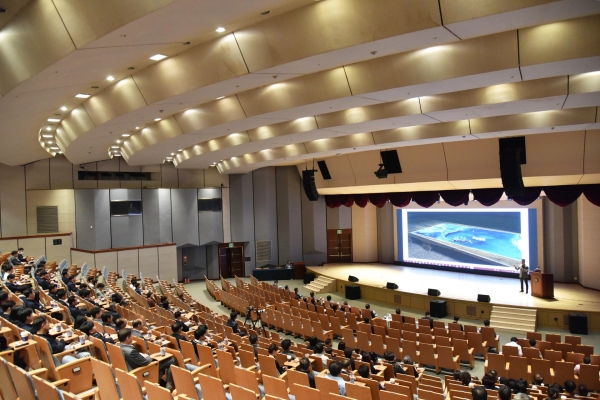 김재열 작가가 글로벌 인문학 강좌를 진행하고 있다./사진=건설공제조합 제공