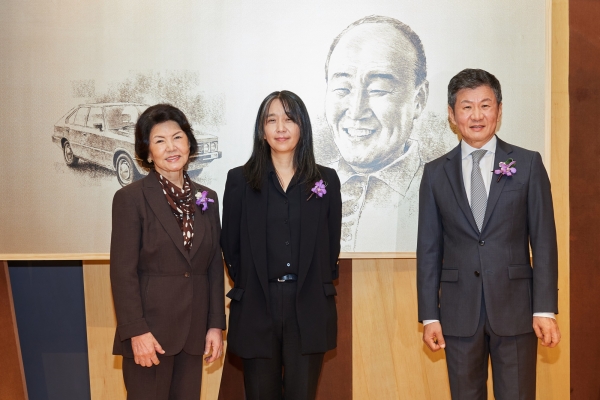 사진 왼쪽부터 故 정세영 HDC그룹(前 현대산업개발) 명예회장의 부인 박영자 여사, 한강 작가, 정몽규 포니정재단 이사장/사진=포니정재단 제공