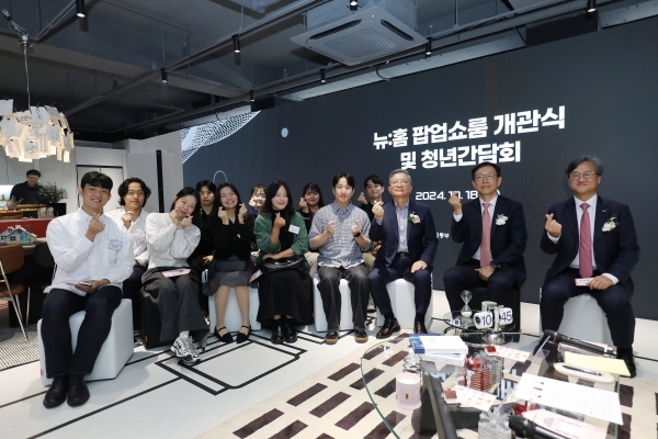 LH ‘뉴:홈 팝업 쇼룸’ 개관식 및 청년간담회에서 이한준 LH 사장(오른쪽 3번째), 김규철 국토교통부 주택토지실장(오른쪽 2번째) 등 정책 관계자와 뉴:홈 공모전 수상자, 청년 팝업 자문단 등이 함께 기념촬영을 하고 있다./사진=LH 제공