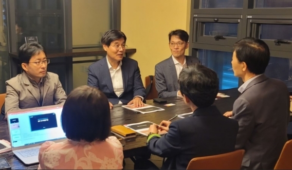 사진 윗줄 가운데 김형렬 행복청장이 성수나눔공유센터를 방문, 성동구청 나재진 스마트포용도시국장(아랫줄 오른쪽에서 첫번째)으로부터 도시재생사업 및 지역상권 현황에 대한 설명을 듣고 있다./사진=행복청 제공