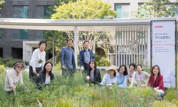 HDC현대산업개발은 디에이치 퍼스티어 아이파크 단지의 커뮤니티 시설인 드라마틱써클에서 단지 정원관리를 위한 조경이론과 실습을 병행한 아이파크 가드닝 교육을 진행했다./사진제공=HDC현대산업개발