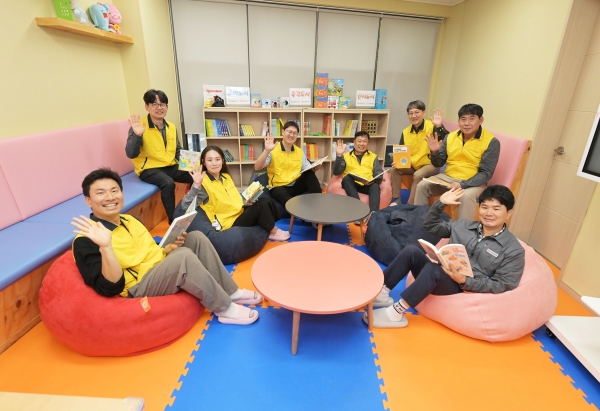 HDC현산 A1추진단 임직원들이 봉사활동을 하고 있다./제공=HDC현대산업개발