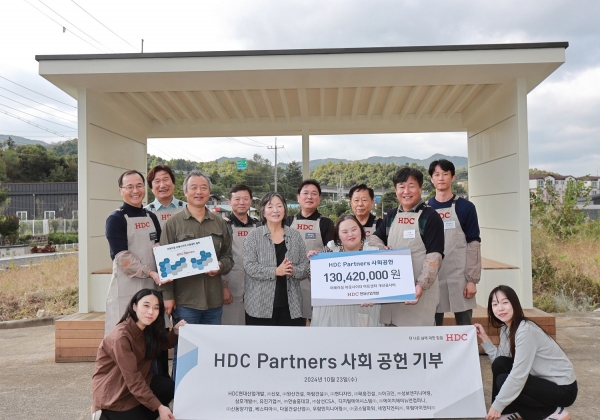 사진 앞줄 왼쪽부터, 유위동 HDC현대산업개발 윤리경영부문장, 서동일 어메이징 아웃사이더 아트센터장, 장차현실 경기도장애인부모연대 양평지회장, 정은혜 작가, 정재문 신보 대표/사진=HDC현대산업개발 제공