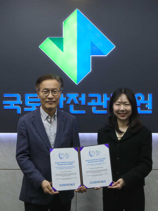 사진 좌측 이종우 본부장과 강혜영 UN SDGs협회 공동대표/사진=국토안전관리원