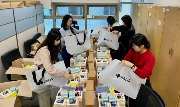 관리원 직원들이 위생용품 키트를 준비하는 모습/사진=국토안전관리원