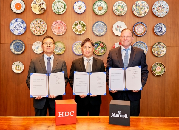 사진 왼쪽부터 이성용 호텔HDC 대표, 최익훈 HDC현대산업개발 대표, 피터 가스너(Peter Gassner) 메리어트 인터내셔널 아시아태평양 개발 총괄 부사장/사진=HDC현대산업개발