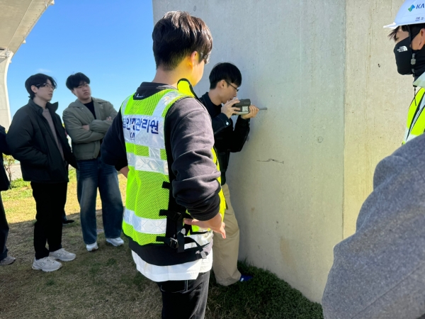 비파괴 시험장비 사용 실습 중인 모습.
