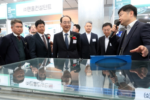 ‘2024 건설교통신기술 전시회’ 부스에서 설명을 듣고 있다.