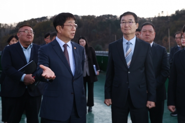 박상우 장관이 춘천 기업혁신파크 예정지 현장을 찾아 관계자들로부터 설명을 듣고 있다./사진=국토부