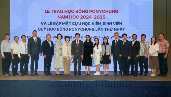 사진 좌측에서 4번째 부터 손인선 호치민한인회장, 박항서 前 베트남 남자축구국가대표팀 감독, 정몽규 포니정재단 이사장의 부인 김나영 여사, 故 정세영 HDC그룹(前현대산업개발) 명예회장의 부인 박영자 여사, 정몽규 포니정재단 이사장, 응우옌 티타인 마이 호치민국립대학교 부총장.