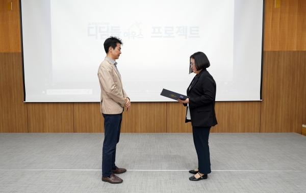 김민석 현대엔지니어링 지속가능경영팀장이 임하정 서울시 자활지원과장으로부터 감사장을 받고 있다.