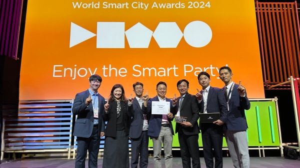 지난 6일(현지시각) 스페인 바르셀로나에서 열린 ‘2024 스페인 스마트시티 엑스포 월드 콩그레스 월드 스마트시티 어워즈‘에서 박동선 LH 국토도시본부장(좌측 4번째)과 관계자들이 수상 기념 촬영을 하고 있다./사진=LH