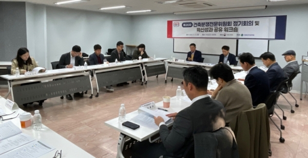 사진 좌측 임남기 건축분쟁전문위원회 위원장, 우측 한영수 국토교통부 건축정책과 사무관/사진=국토안전관리원 제공