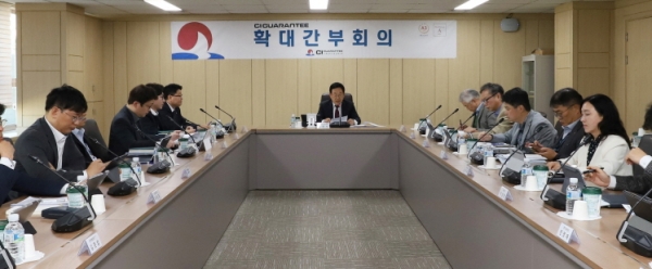 김종서 이사장 직무대행이 제11차 확대간부회의에서 모두발언을 하고 있다./사진=CI GUARANTEE