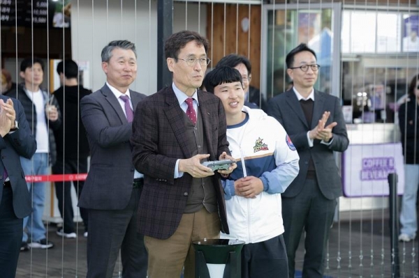 사진 좌측 함진규 한국도로공사 사장이 드론축구 대회를 기념해 드론축구 체험을 하고 있다.