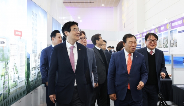 앞줄 좌측에서 1번째 김형렬 행복청장이 ‘세종 상가공실 박람회’에서 2번째 최민호 세종시장과 박람회 부스 현장을 둘러보고 있다./제공=행복청