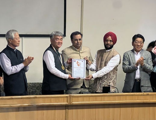 정원주 회장 오른편의 사진 중앙은 인도 정부여당 BJP 대변인 Mr. Aman Sinha. 붉은색 터번을 착용한 사람은 인도재외국민복지위원회(NRI Welfare Society) 위원장 Dr. Deepak Singh/사진=대우건설 제공