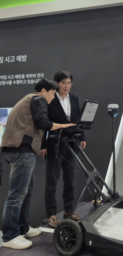 김형렬 행복청장이 국토지리정보원의 GPR 지반탐사 장비를 시연하고 있다./사진=행복청