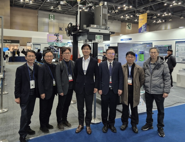김형렬 행복청장(좌측에서 4번째)이 2024 스마트건설 EXPO에 참관 후 스마트건설 얼라이언스 특별관에서 관계자들과 기념촬영을 하고 있다./사진=행복청