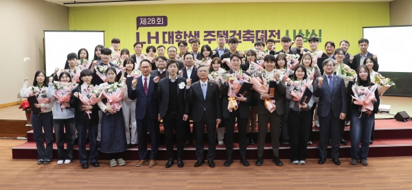 사진 가운데 이한준 LH 사장과 수상자들이 기념촬영을 하고 있다./제공=LH대상 수상작/제공=LH