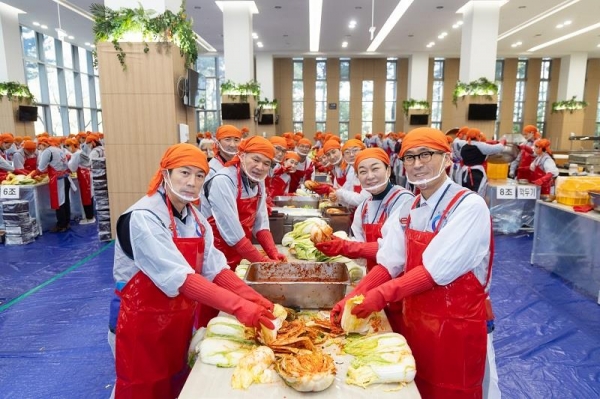 사진 맨 앞 좌측 함진규 한국도로공사 사장, 유좌목 한국도로공사 노동조합 사무처장과 공사 임직원들이 김장 김치를 담그고 있다./사진=한국도로공사