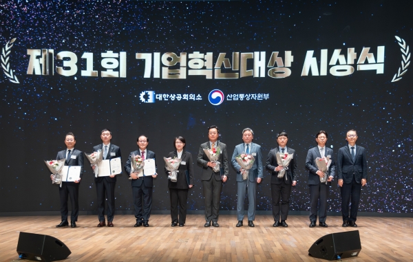 사진 좌측에서부터 6번째 강민석 HDC현대산업개발 상무, 9번째, 이승렬 산업통상자원부 산업정책실장/사진=HDC현대산업개발