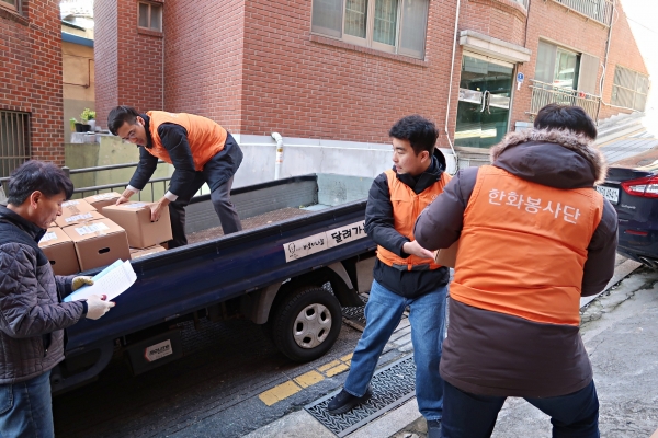 직원들이 김장나눔 봉사활동을 통해 담근 김치를 전달하고 있다./사진=㈜한화