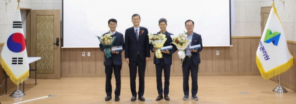 정년 퇴직자 기념촬영/사진=국토안전관리원 제공