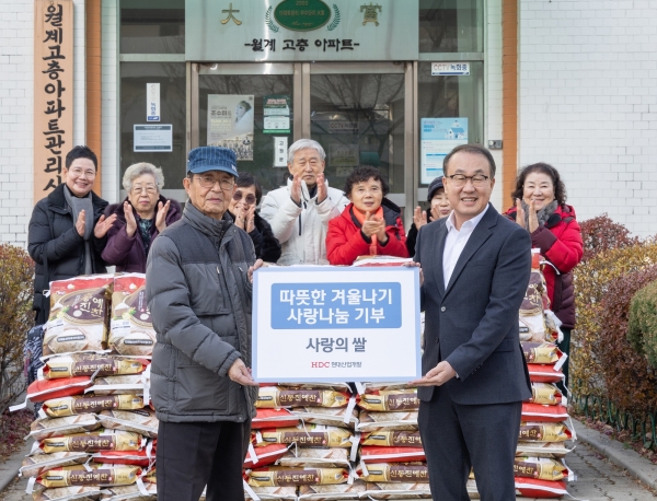 앞줄 좌측부터 김욱진 월계시영고층아파트 입주자대표회장, 신왕섭 HDC현대산업개발 실장/사진제공=HDC현대산업개발