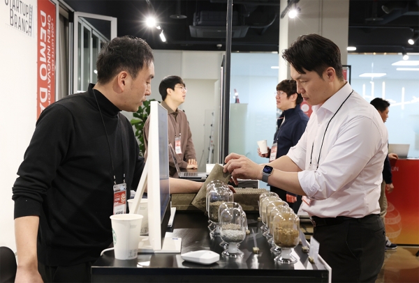스타트업 대표가 기술을 설명하고 있다/사진=롯데건설